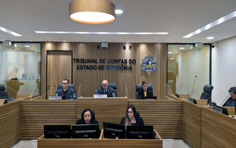 TCE-RO aprova contas do Governo e homenageia servidores pela excelência técnica