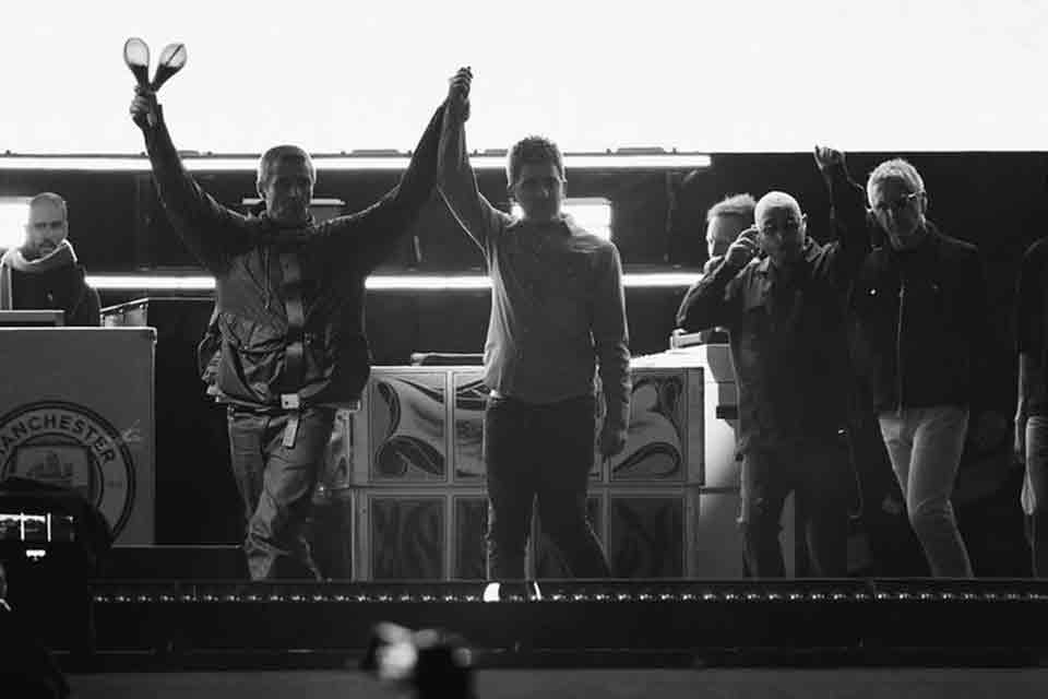 Fã morre após queda de arquibancada durante show do Oasis em Wembley