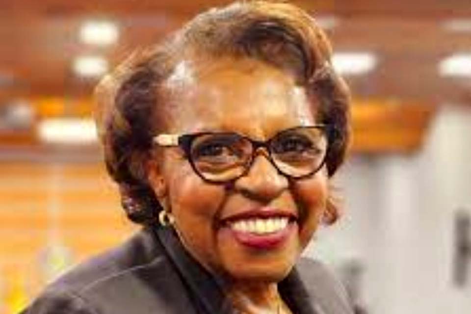 Uma mulher negra e determinada exercendo o mandato na Assembleia Legislativa de Rondônia