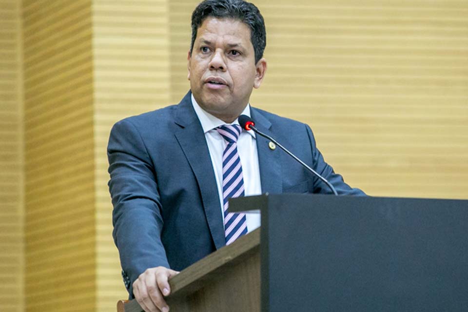 Jair Montes recebe motoristas de app que pedem por redução no valor do IPVA