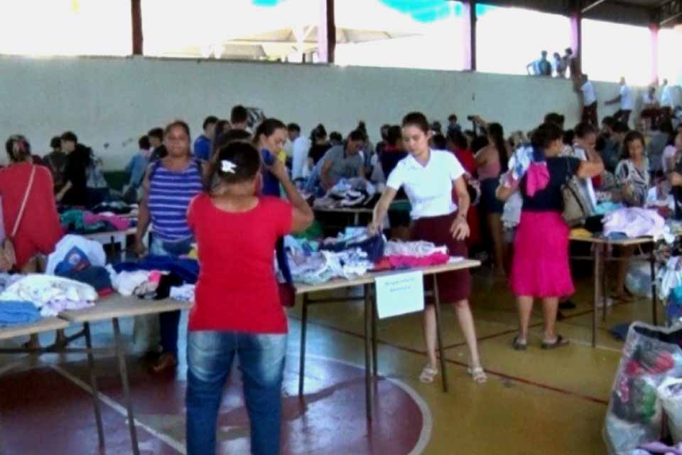 Escola Daniel Berg distribui 400 cestas básicas e roupas em Cacoal