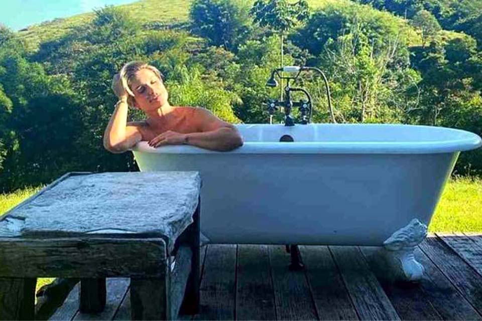 Flávia Alessandra posa curtindo banho de banheira ao ar livre
