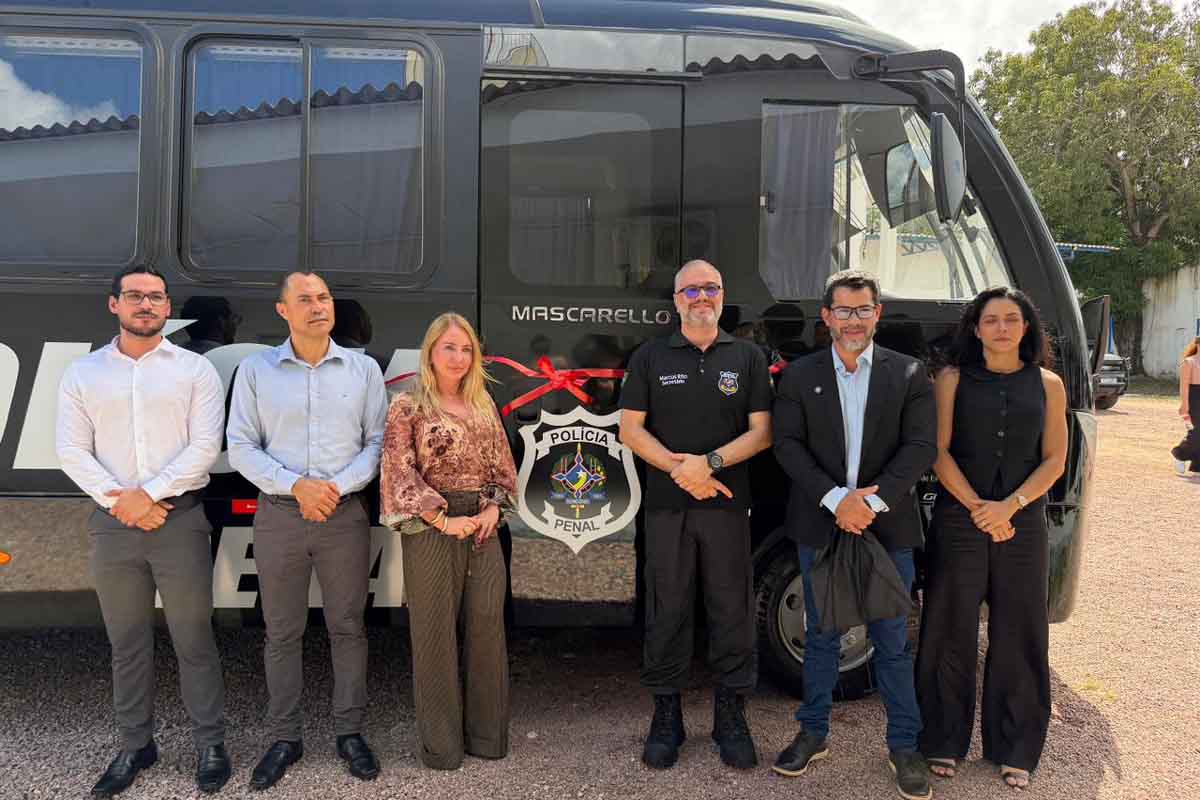 Ieda Chaves acompanha entrega de novo micro-ônibus à Polícia Penal de Rondônia para escoltas