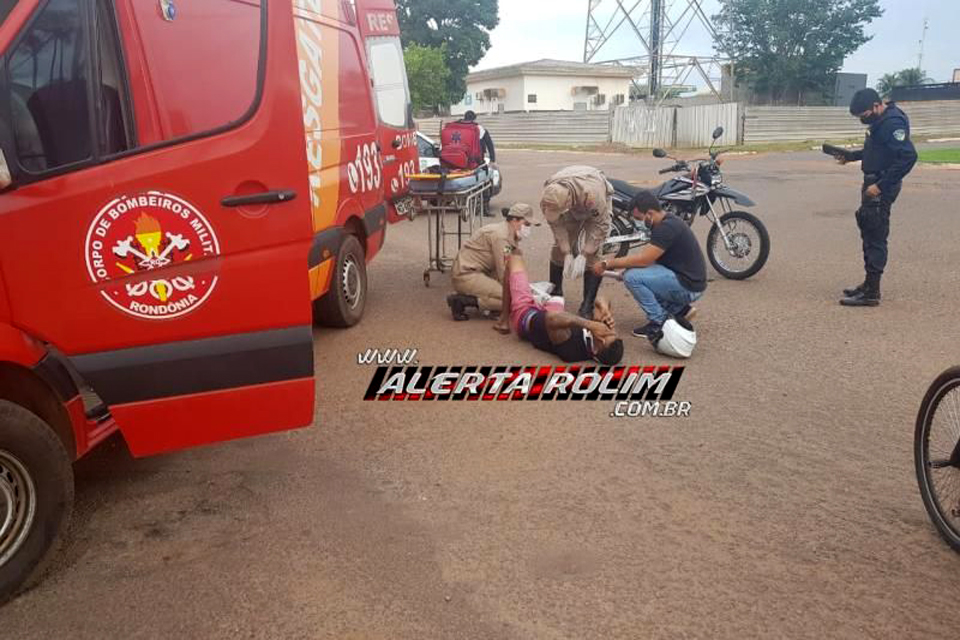 Motociclista fica gravemente ferido após colidir em caminhão no centro de Rolim