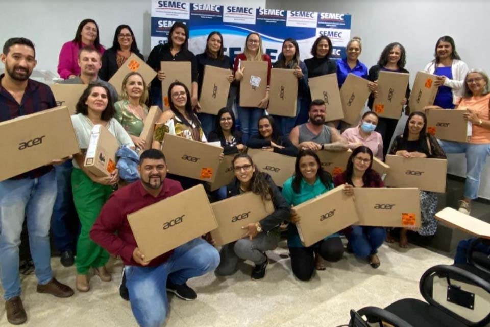 Professores recebem Notebook da Secretaria Municipal de Educação
