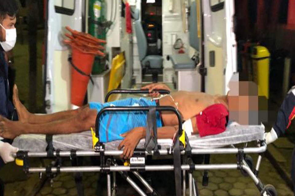  Jovem é alvejado a tiros em frente de quadra de esporte na zona sul