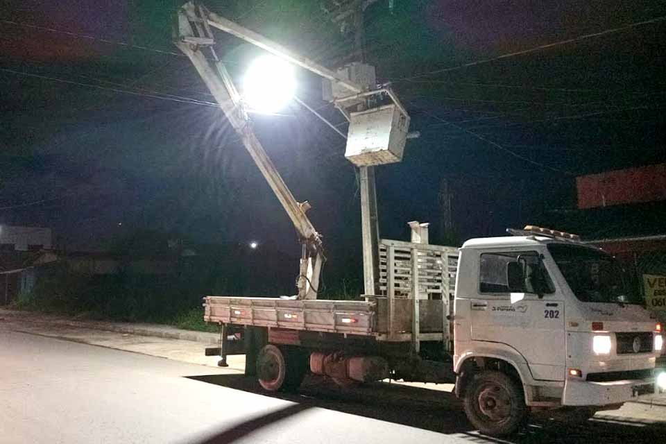 Prefeito Affonso atende demandas do bairro JK realizando serviços de manutenção na rede de iluminação pública