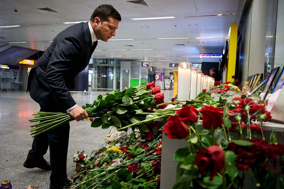 Presidente da Ucrânia pede justiça e indenizações por abate de avião