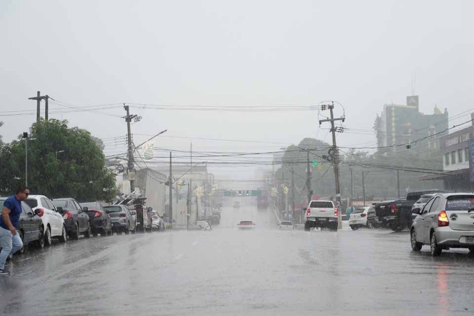 Alerta Laranja para chuvas intensas até 4 de fevereiro; aviso indica risco de ventos fortes, alagamentos e transtornos urbanos no período