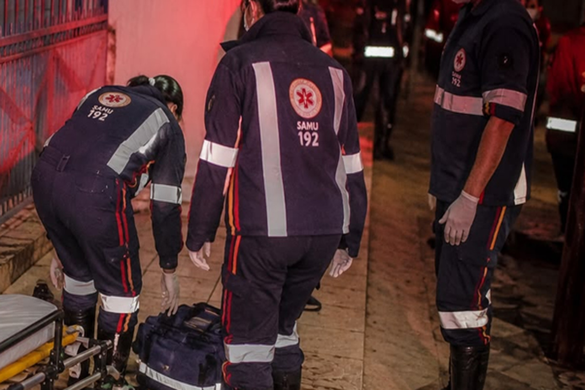 Homem é atacado a tiros por criminosos na região central 