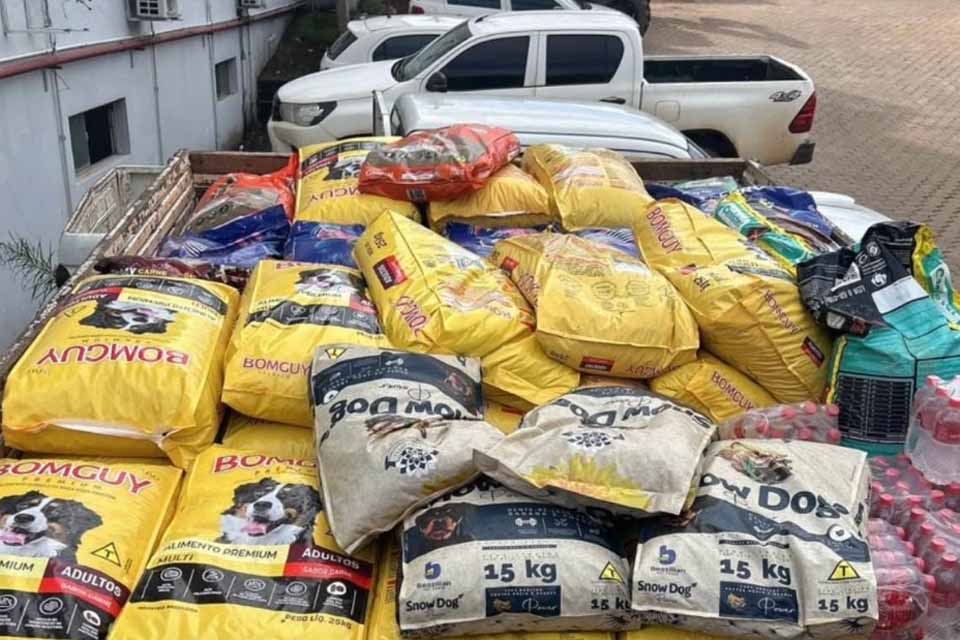 Distritos ribeirinhos atingidos pela cheia recebem uma tonelada de ração para cães e gatos