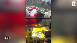 Papai Noel cai após tentar sair de barco 