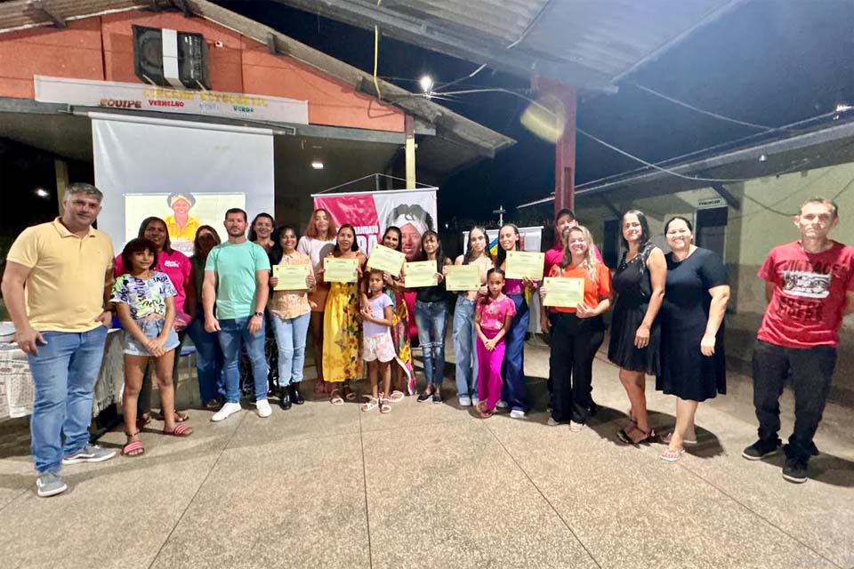 Com apoio da deputada Sílvia Cristina Casa da Comunidade entrega certificados da oficina de técnica de maquiagem