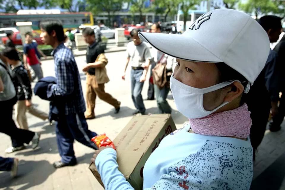 China ameniza riscos de vírus que causa nova pneumonia, mas OMS prefere prudência