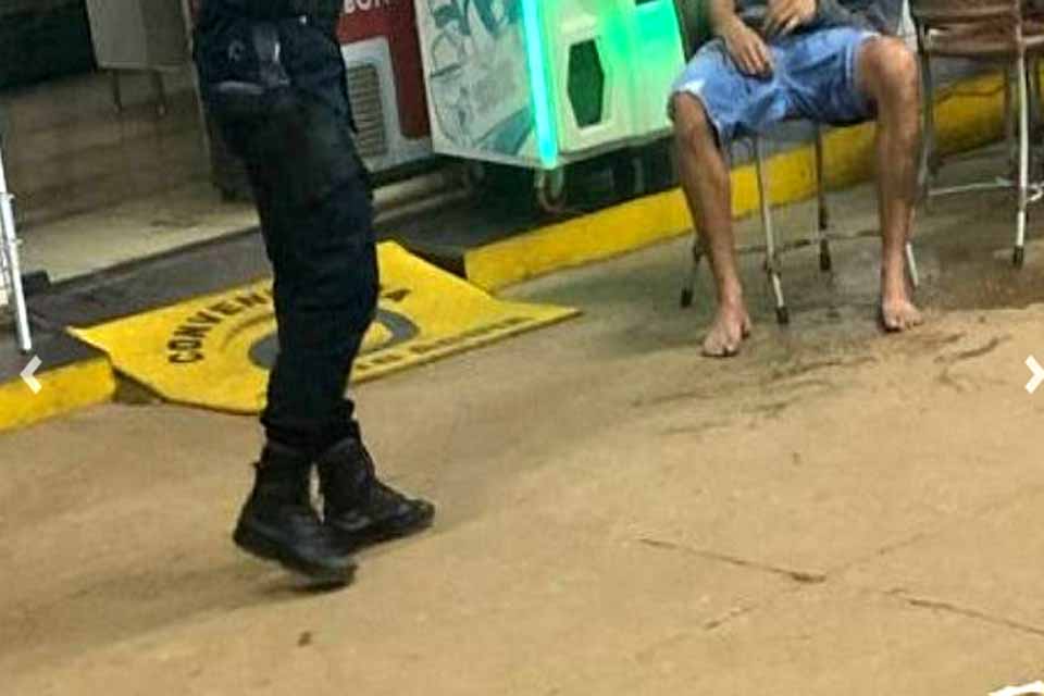 Homem é alvejado a tiros durante discussão e tiroteio em bar 