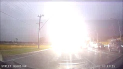 Motorista flagra momento em que raio atinge poste de luz 