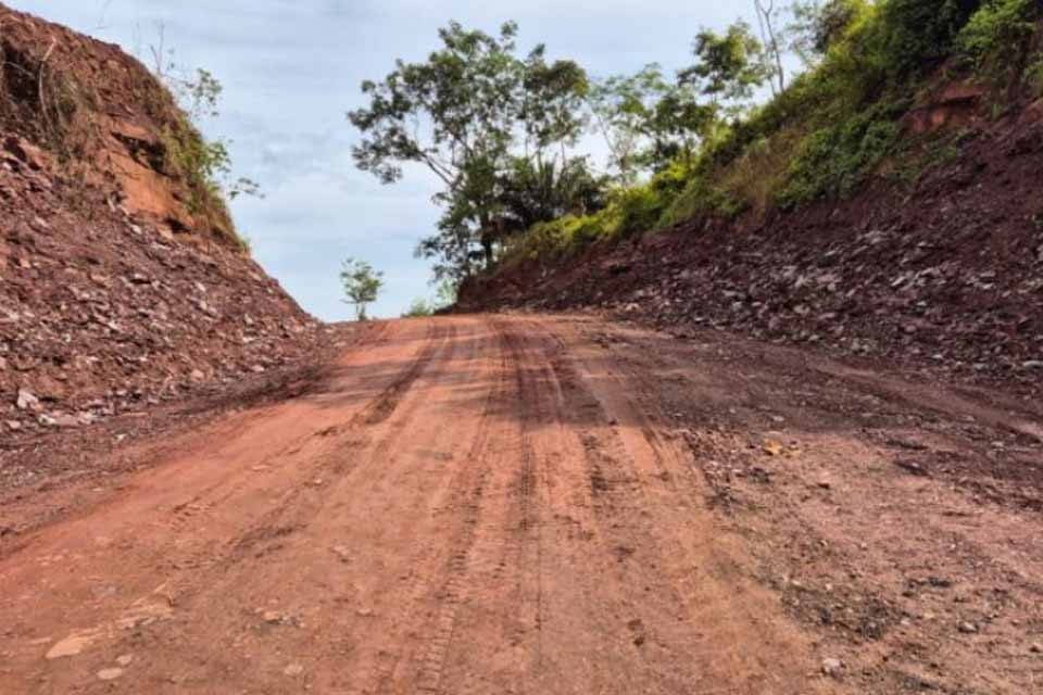 Serviços de encascalhamento, rebaixamento de morro e limpeza das margens são executados na RO-490