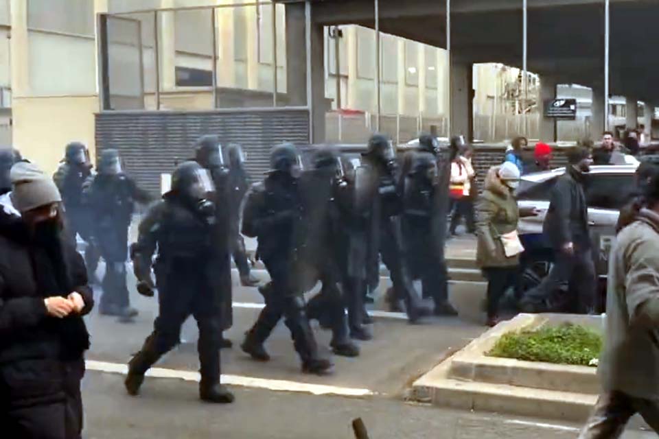 Mais de 300 pessoas são detidas na França em protestos contra reforma da Previdência