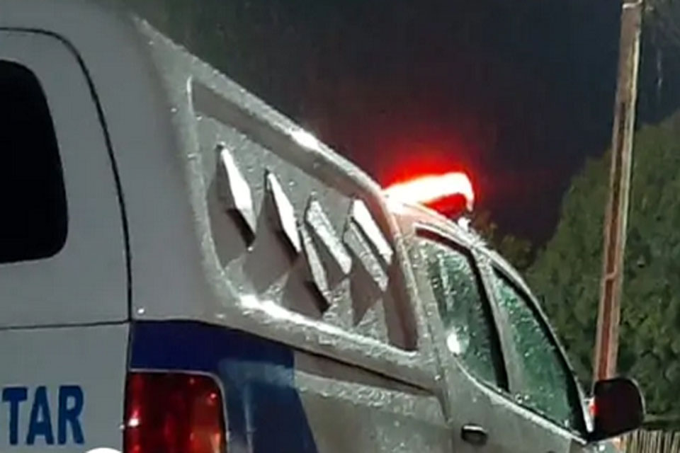 Mulher é agredida e jogada de carro em movimento na zona Leste