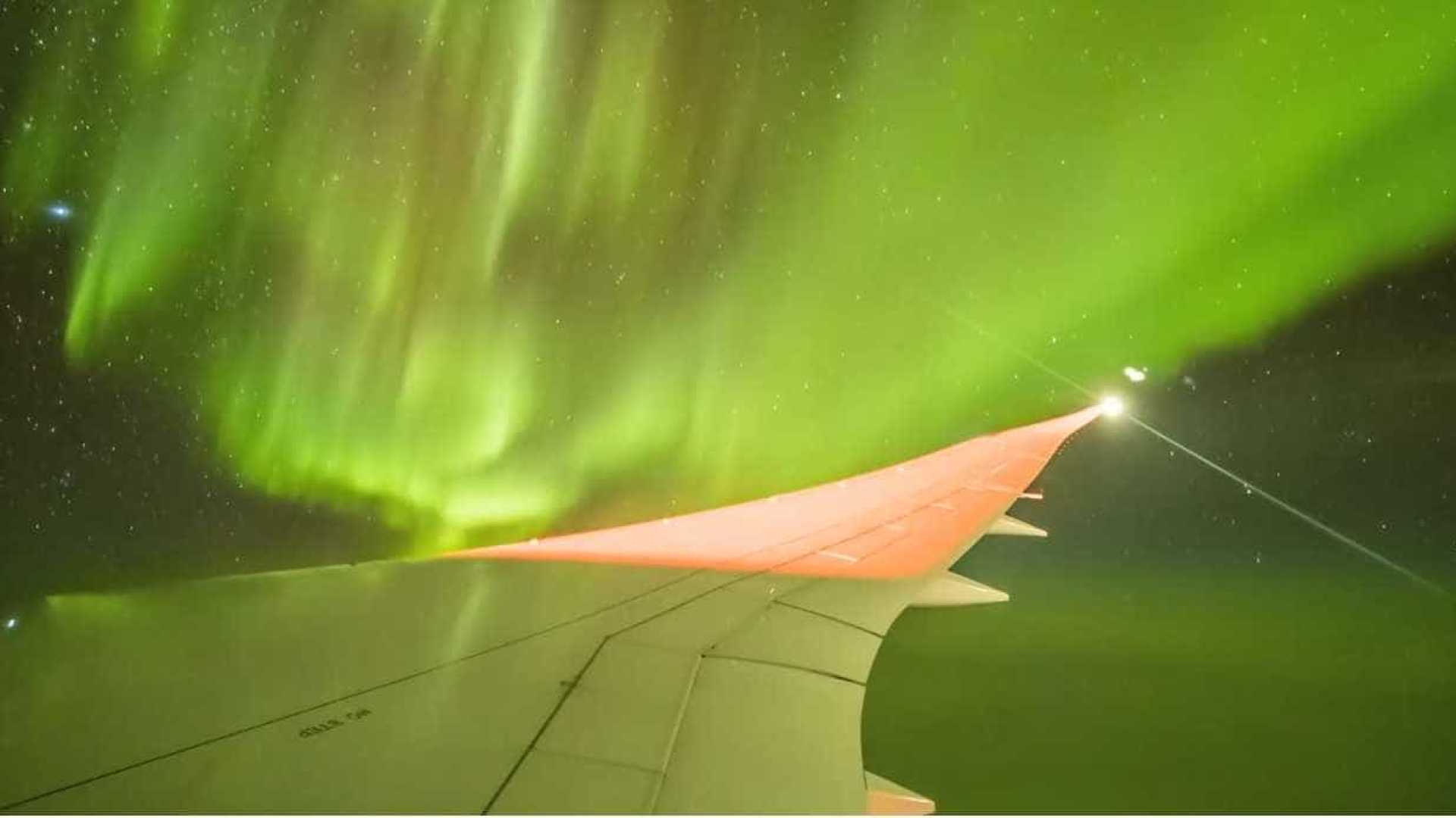 Aurora austral é filmada de avião na Antártida