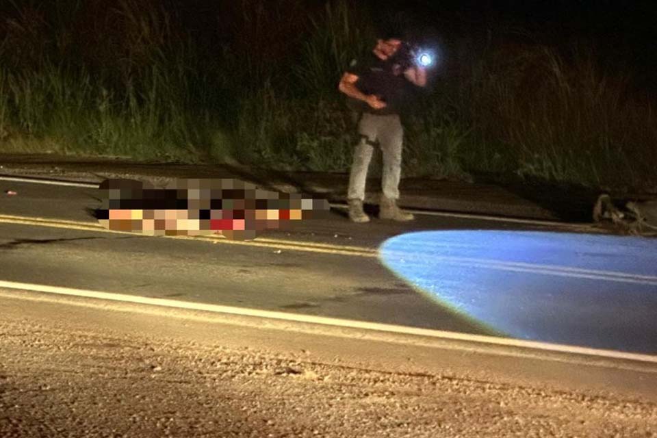 Andarilho morre atropelado por carreta na BR 364 em Jaru