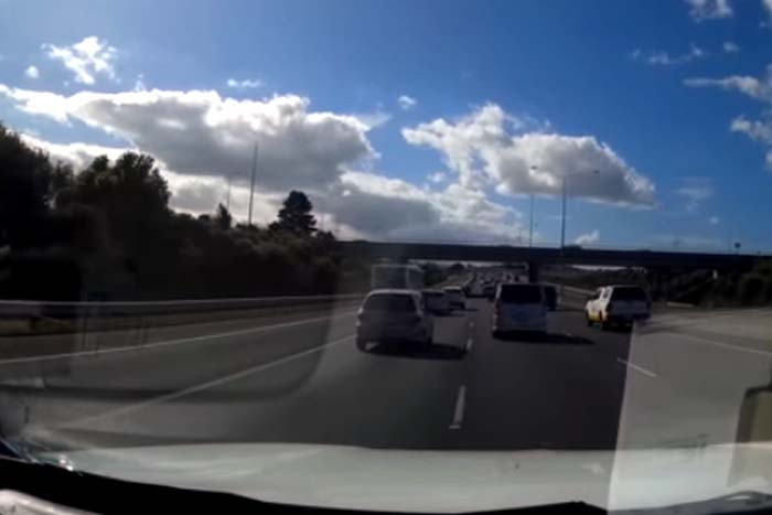 Nova Zelândia: Motorista em alta velocidade causa grave acidente 