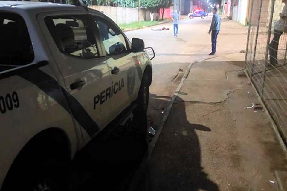 Homem morre atingido por tiros após discussão em casa noturna