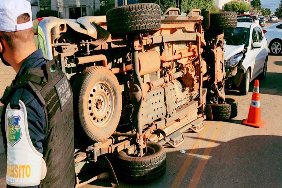 Caminhonete capota após avança preferencial e ser atingida por outro carro