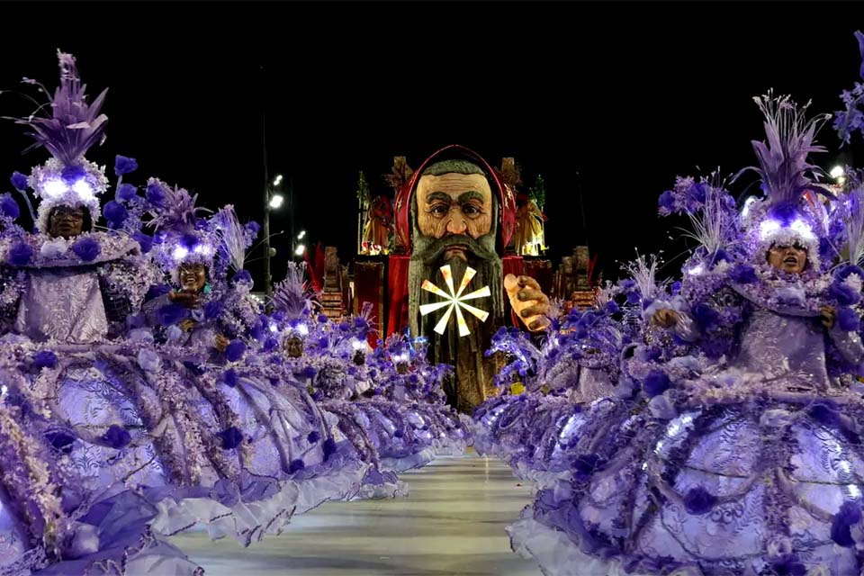 Primeira noite na Sapucaí trouxe enredos inspirados em livros