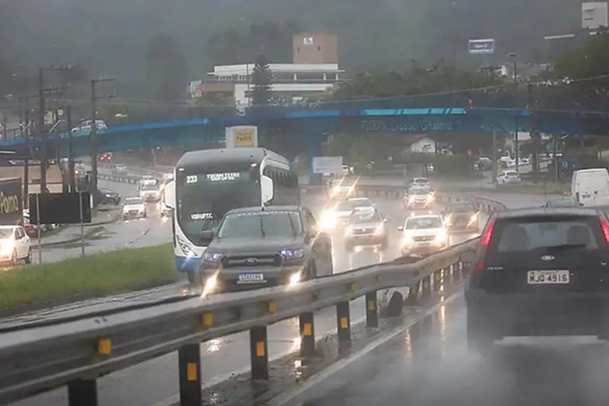 Frente fria leva tempestades e granizo ao centro-sul do país