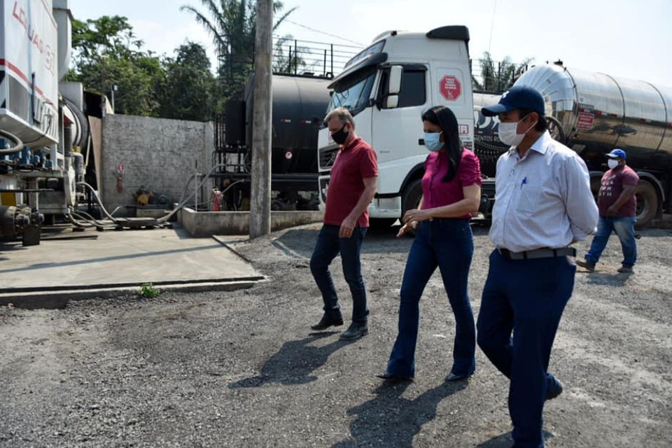 Deputado Luizinho Goebel conhece funcionamento da usina de asfalto em Cacoal