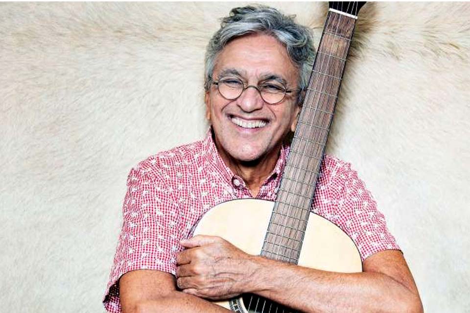 Caetano Veloso comemora 78 anos e realiza live nesta sexta