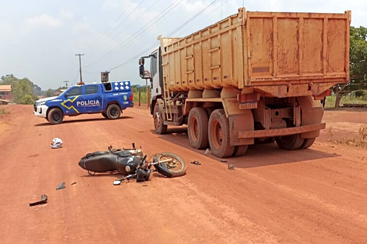 Motociclista sofre fratura na perna após colidir na traseira de caminhão
