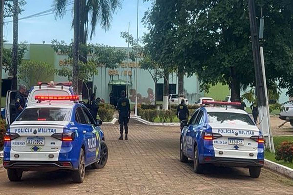 Vigilante é baleado ao evitar roubo de arma e trocar tiros com três bandidos