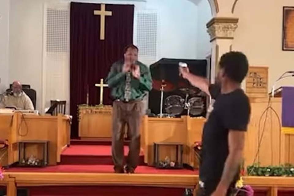 Homem invade culto e atira contra pastor nos Estados Unidos
