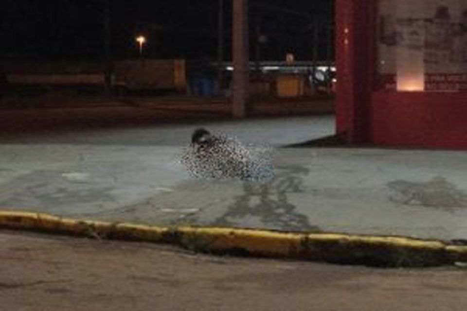 Mulher embriagada tira roupa e deita em calçada em Vilhena