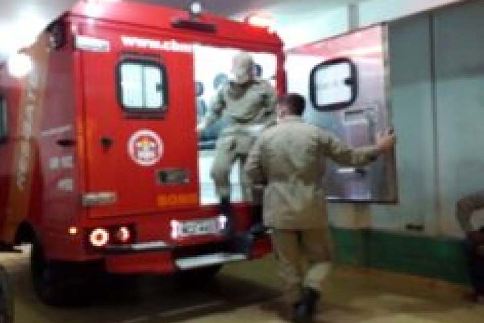 Adolescente esfaqueia ex-padrasto que perseguia sua mãe