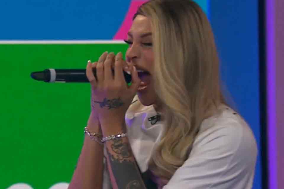 Pabllo Vittar surpreende ao transformar “Rajadão” em versão rock com referência ao Charlie Brown Jr.