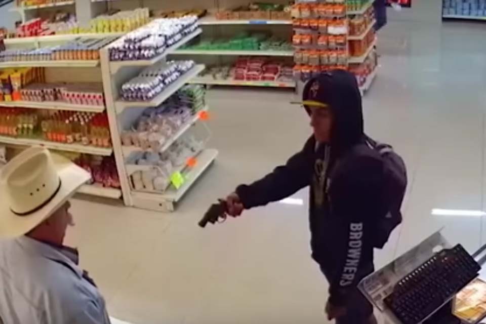 ''Cowboy'' reage e imobiliza assaltante durante roubo no México