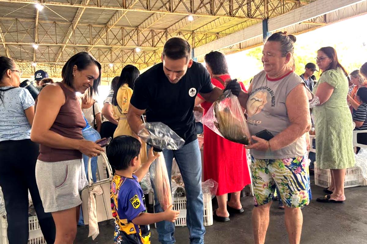 Prefeitura entrega mais de 3 toneladas de peixe para famílias em situação de vulnerabilidade na véspera da Sexta-feira Santa