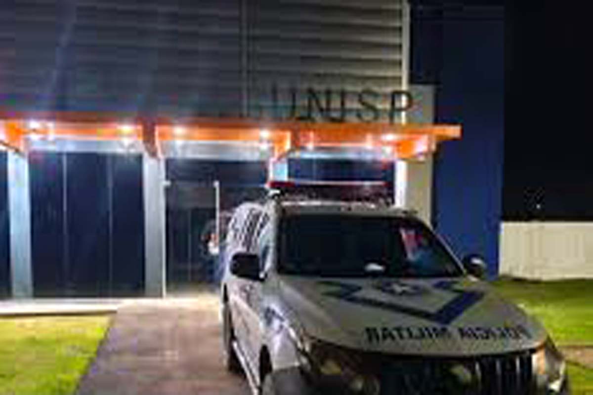  Homem é preso por porte ilegal de arma após abordagem na madrugada