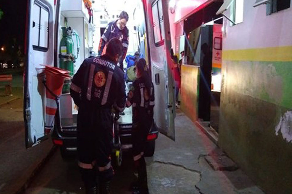 Homem é atacado com facada desferida pela esposa durante discussão