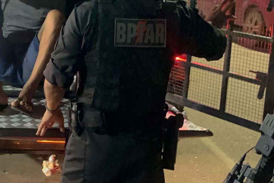 Apenado monitorado é preso com duas armas em frente de residência