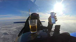 Piloto toma redbul enquanto faz manobra no céu 