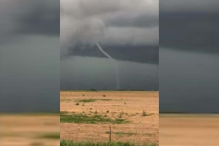 Veja momento em que tornado se forma e toca o chão 