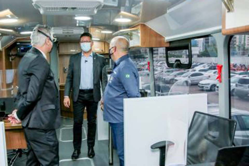 Governador Marcos Rocha entrega ônibus moderno destinado a atendimentos itinerantes de regularização de terras em Rondônia