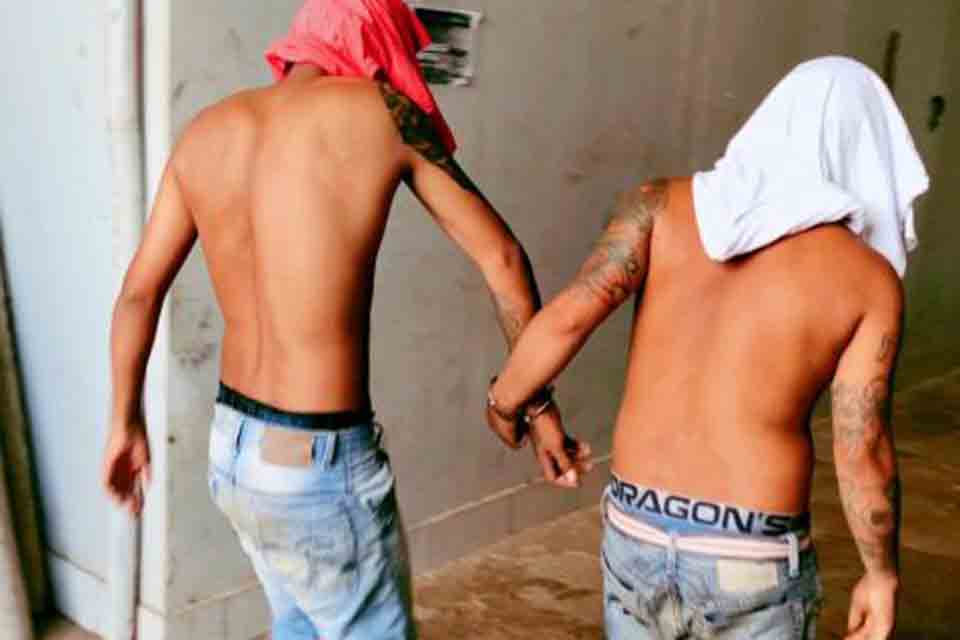 Polícia recebe denúncia e prende irmãos com duas armas de fogo 