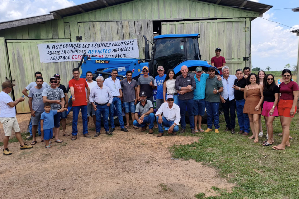 Ezequiel Neiva entrega trator agrícola para Asprotec reforçar produção no distrito de Oriente Novo