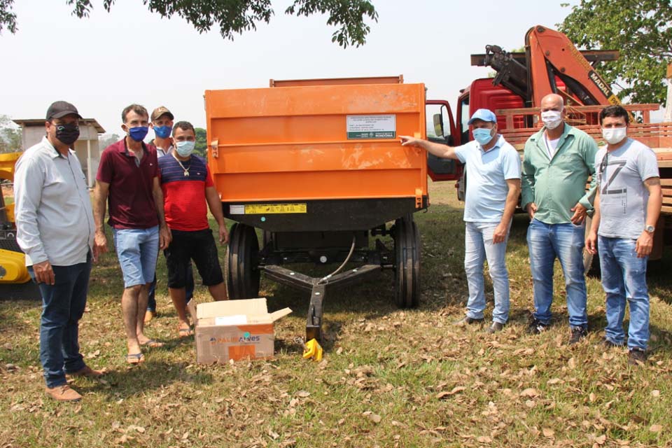 Deputado Estaual Cirone Deiró entrega equipamentos para agricultores em Espigão do Oeste