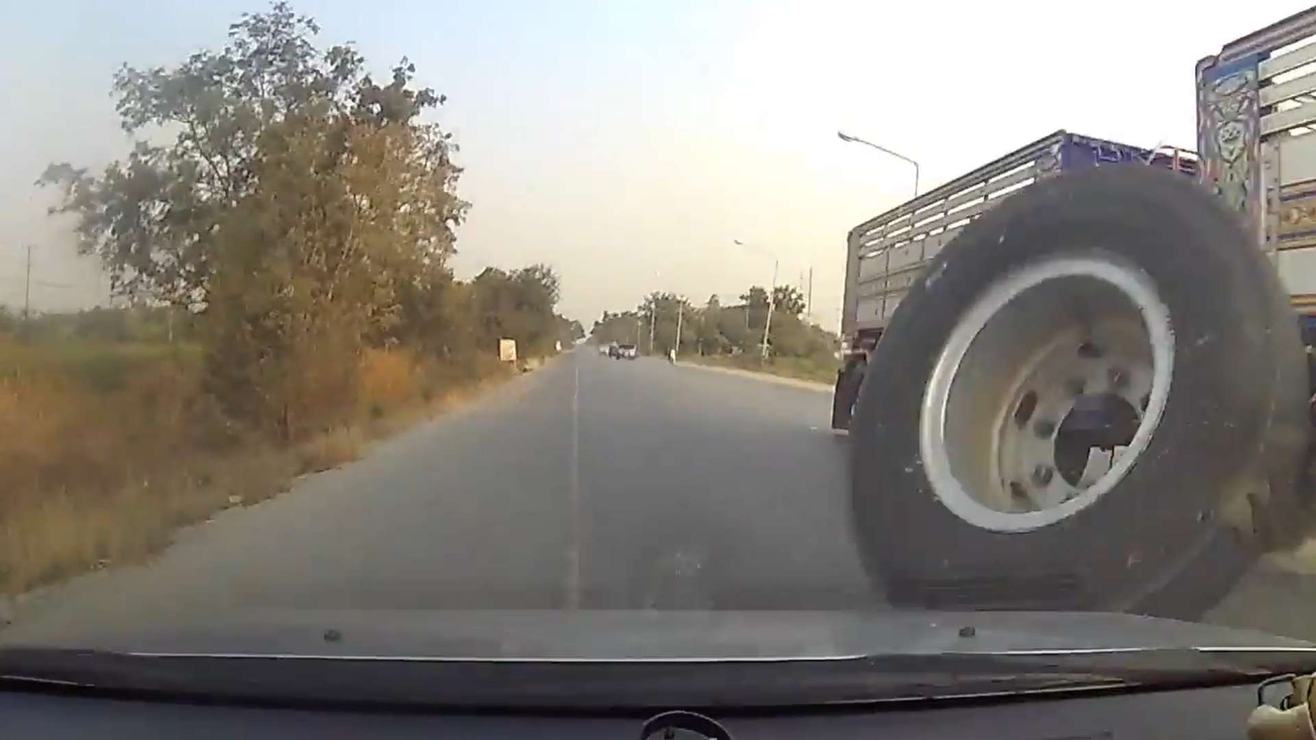 Roda se solta de caminhão e colide em carro